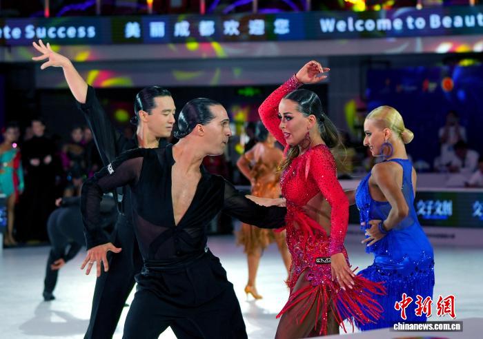 世界体育舞蹈大赛即将开幕，九头身裁判本月重