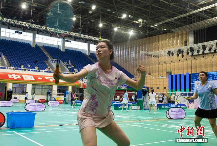 宁夏银川迎来YONEX美舞之志女子羽毛球赛，400余名