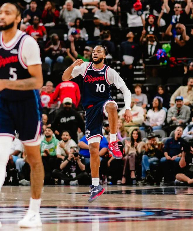 文班亚马率马刺逆转快船双杀 火力全开创历史神