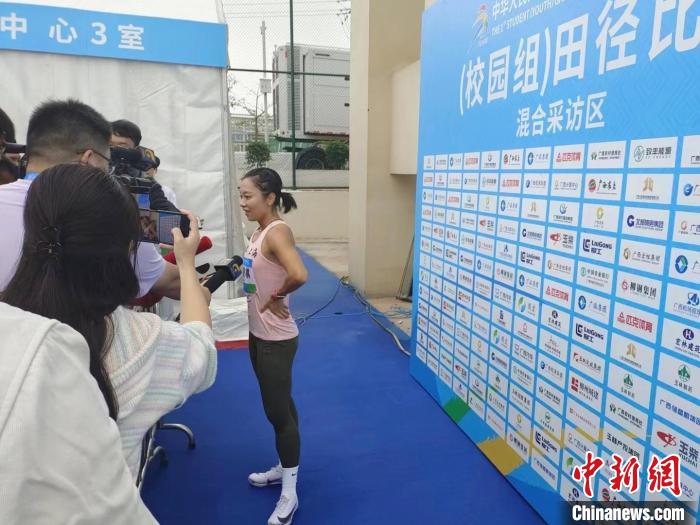 杭州亚运会百米冠军葛曼棋亮相学青会赛场 鼓励