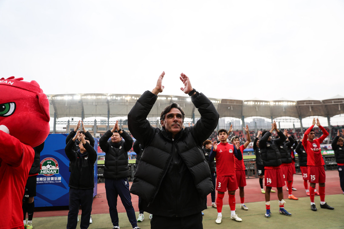 河南队两连胜清零罚分领跑中超，绍尔罗慕洛闪