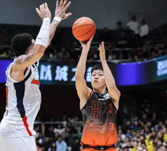 山东双星闪耀力克广东 许梦君三分神准刘毅攻防